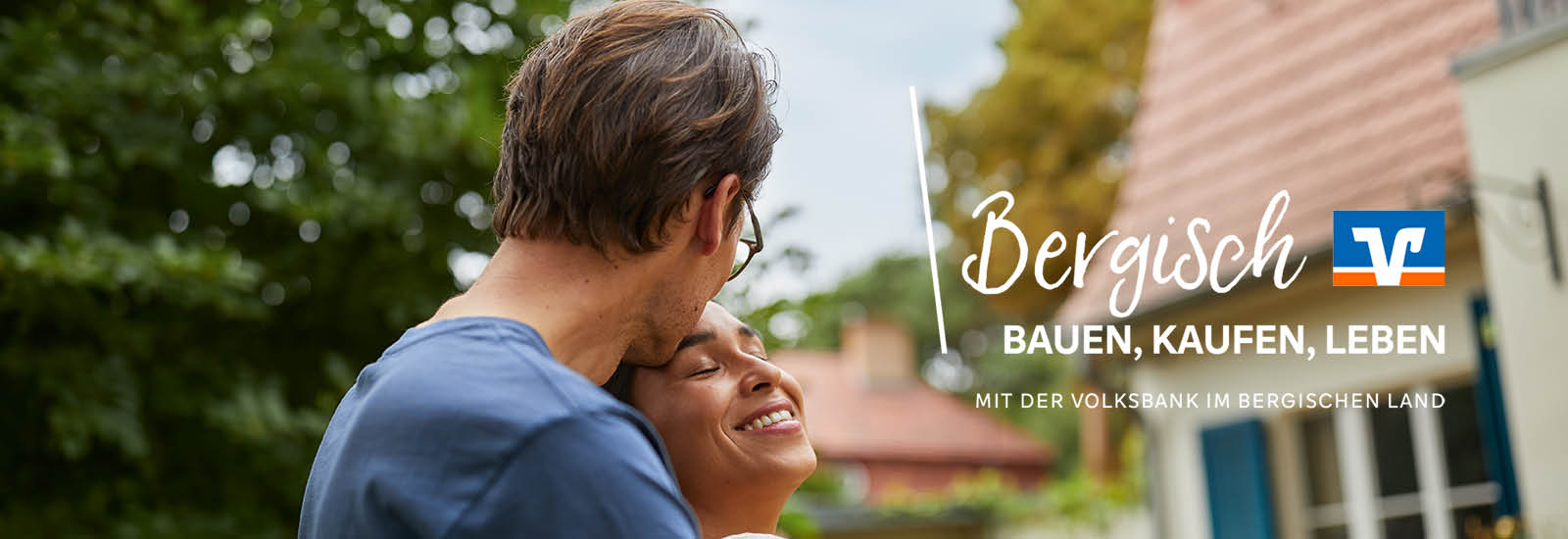 PIA Mann gibt Frau einen Kuss auf den Kopf