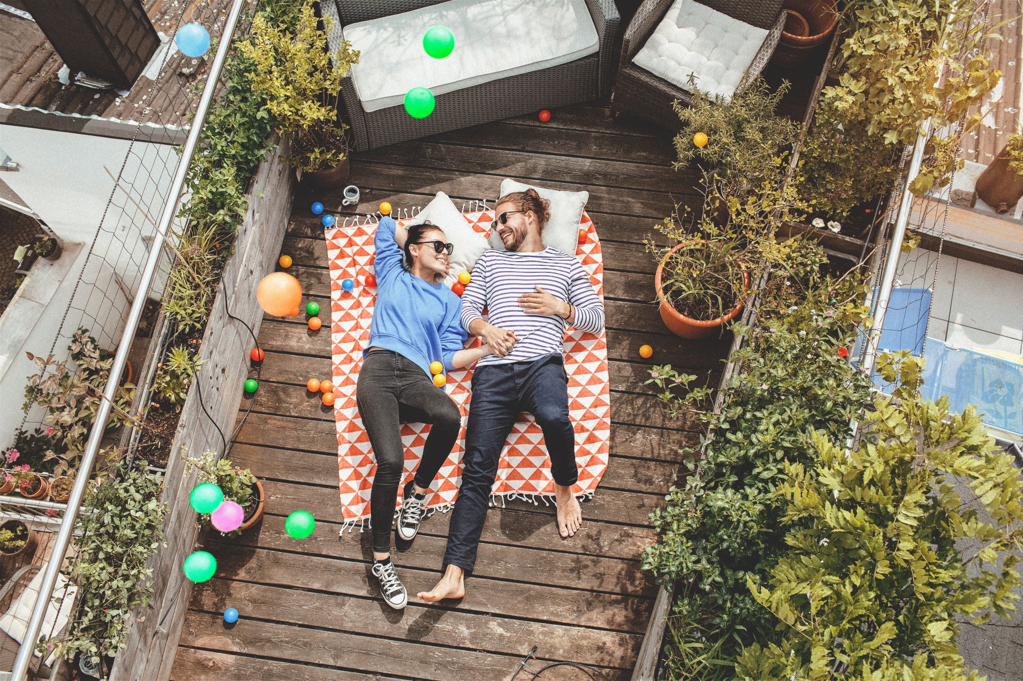 PIA Junges Paar liegt auf dem Balkon
